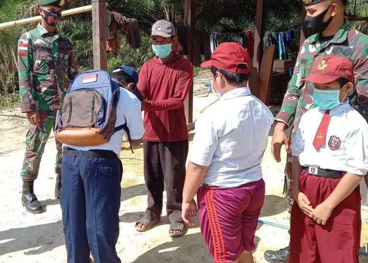 PEDULI PENDIDIKAN, SATGAS PAMTAS YONARHANUD 16/SBC BAGIKAN ALAT SEKOLAH