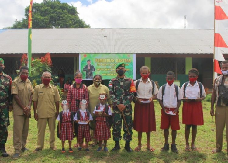SATGAS YONIF 611/AWANG LONG BERIKAN BANTUAN TAS SEKOLAH DAN ALAT TULIS KEPADA PELAJAR PAPUA