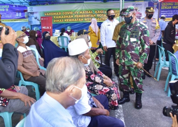 TINJAU POSKO PPKM, PANGDAM VI/MLW INGATKAN PROKES