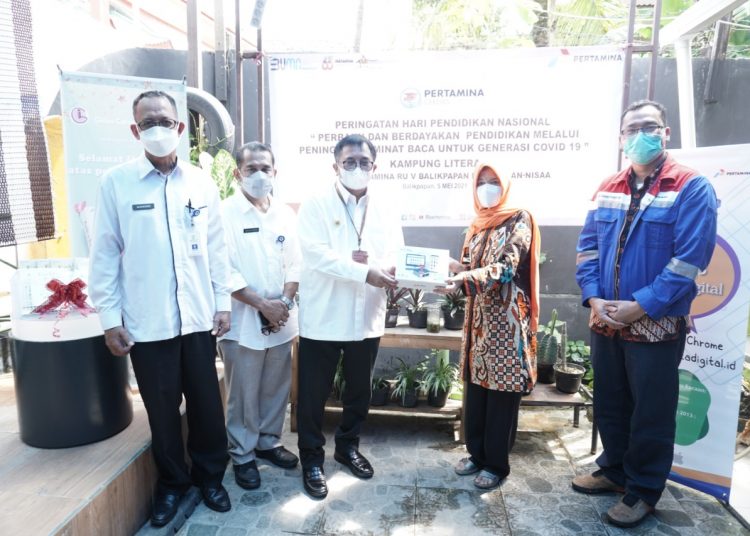 PERINGATI HARDIKNAS, PERTAMINA SERAHKAN BANTUAN LITERASI