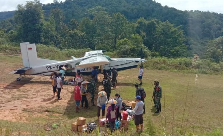 SATGAS PAMTAS YONIF 614/RAJA PANDHITA LAKSANAKAN SWEEPING DI BANDARA PERINTIS DATA DIAN
