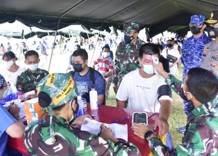 PANGDAM VI/MLW TINJAU SERBUAN VAKSIN DI BALIKPAPAN