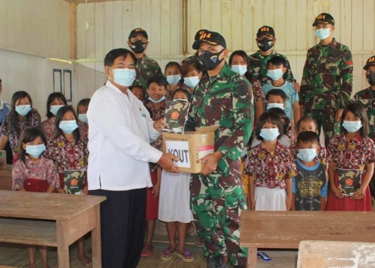 MENGHADAPI UJIAN SEKOLAH, SATGAS PAMTAS YONIF 614/RJP TURUT MENGAJAR DI SDN 009 MALINAU BARAT