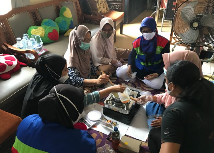 PERTAMINA AJARKAN WARGA BUAT LILIN DARI JELANTAH