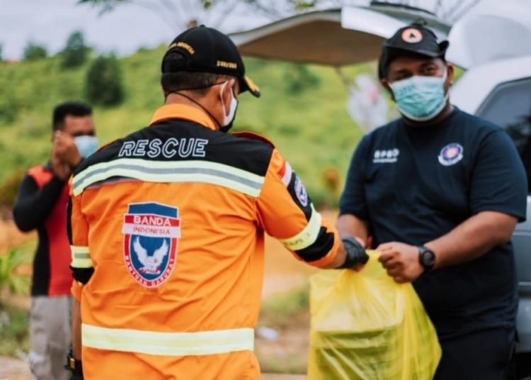 RELAWAN BANDA BAGIKAN MAKAN SIANG GRATIS