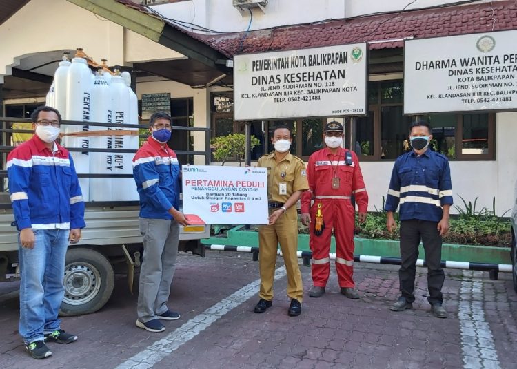 PERTAMINA SERAHKAN 20 TABUNG OKSIGEN KE PEMKOT BALIKPAPAN