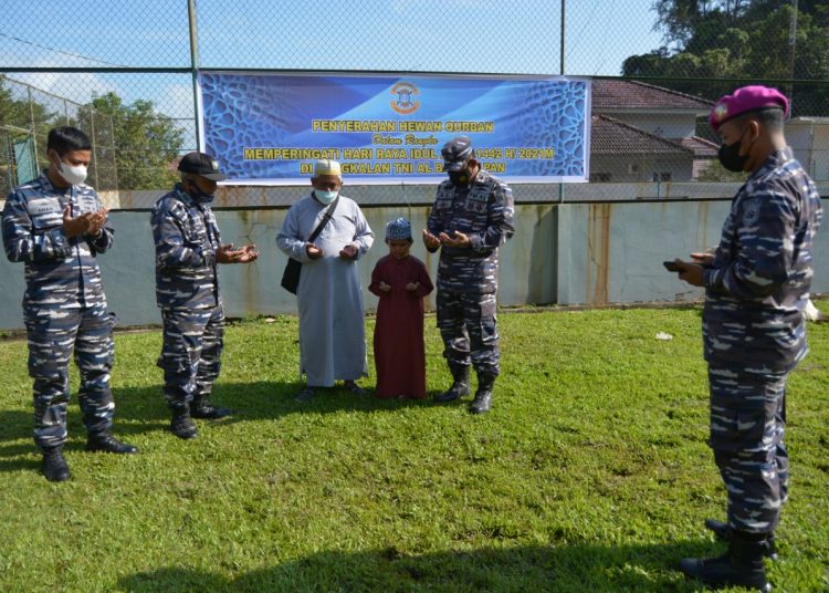 LANAL BALIKPAPAN BERBAGI DAGING QURBAN