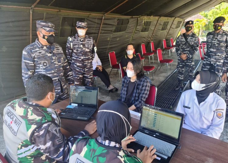 WARGA ANTUSIAS IKUTI SERBUAN VAKSIN LANAL BALIKPAPAN