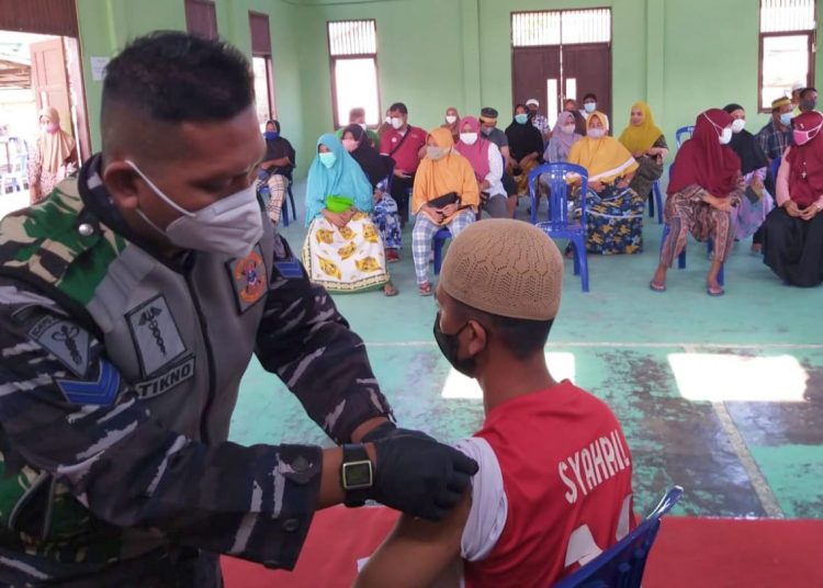 LANAL BALIKPAPAN TERJUNKAN TIM VAKSINASI KE PESISIR