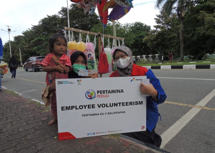PERTAMINA BAGIKAN 60 PAKET SEMBAKO KE PKL MERDEKA