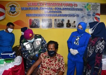 LANAL BALIKPAPAN GELAR SERBUAN VAKSINASI DI JENEBORA