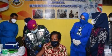 LANAL BALIKPAPAN GELAR SERBUAN VAKSINASI DI JENEBORA