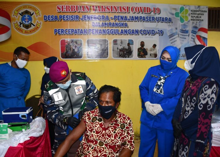 LANAL BALIKPAPAN GELAR SERBUAN VAKSINASI DI JENEBORA