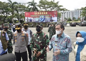 WARGA SAMARINDA KEBAGIAN SERBUAN VAKSIN KODAM VI/MLW