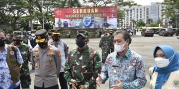 WARGA SAMARINDA KEBAGIAN SERBUAN VAKSIN KODAM VI/MLW