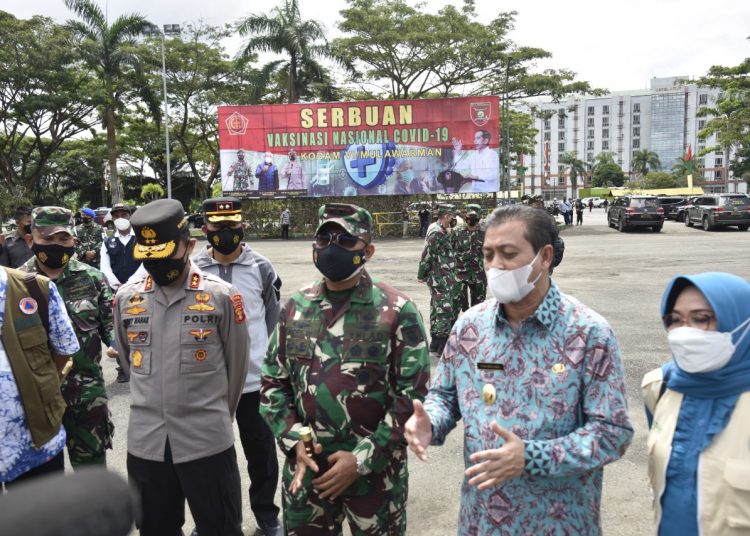 WARGA SAMARINDA KEBAGIAN SERBUAN VAKSIN KODAM VI/MLW