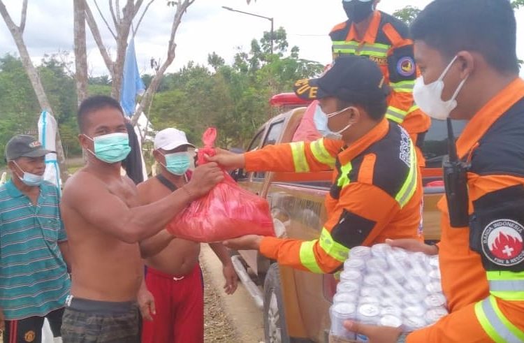 BANDA BALIKPAPAN BAGIKAN SEMBAKO KE PENGGALI MAKAM COVID-19