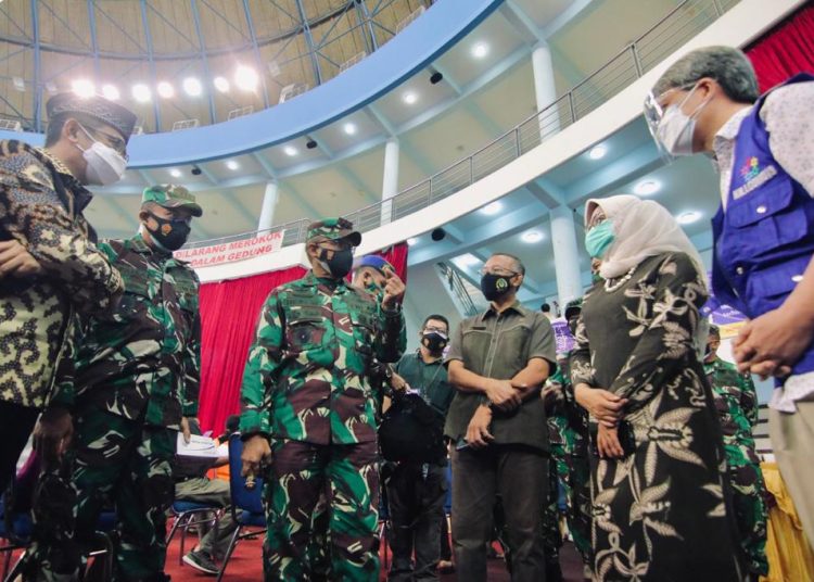 PANGDAM VI/MLW TINJAU SERBUAN VAKSIN DI BALIKPAPAN