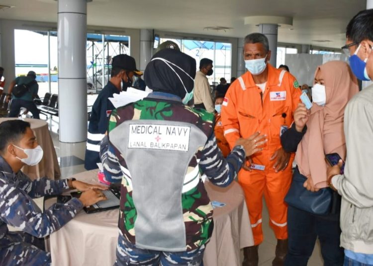 LANAL BALIKPAPAN GELAR SERBUAN VAKSIN DI PELABUHAN SEMAYANG