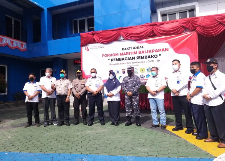 LANAL BALIKPAPAN GELAR BAKSOS BAGI WARGA TERDAMPAK COVID-19