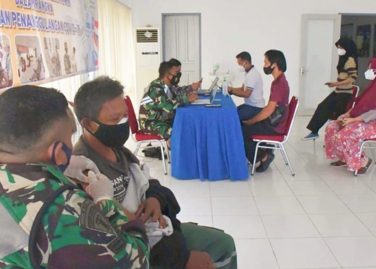 50 WARGA IKUTI SERBUAN VAKSIN DI LANAL BALIKPAPAN