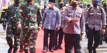 SINERGI TNI-POLRI, DUA PUCUK PIMPINAN TINJAU VAKSINASI DI BALIKPAPAN