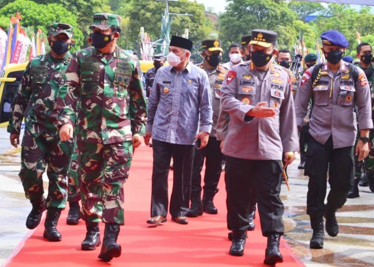 SINERGI TNI-POLRI, DUA PUCUK PIMPINAN TINJAU VAKSINASI DI BALIKPAPAN