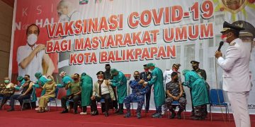 NAKES TERIMA SUNTIKAN VAKSINASI MODERNA DOSIS KETIGA