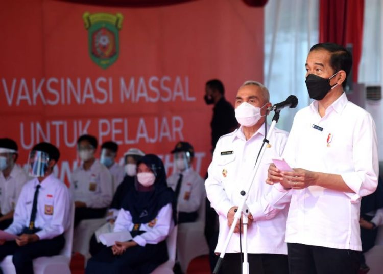 PRESIDEN JOKOWI HADIRI VAKSINASI PELAJAR DI SAMARINDA