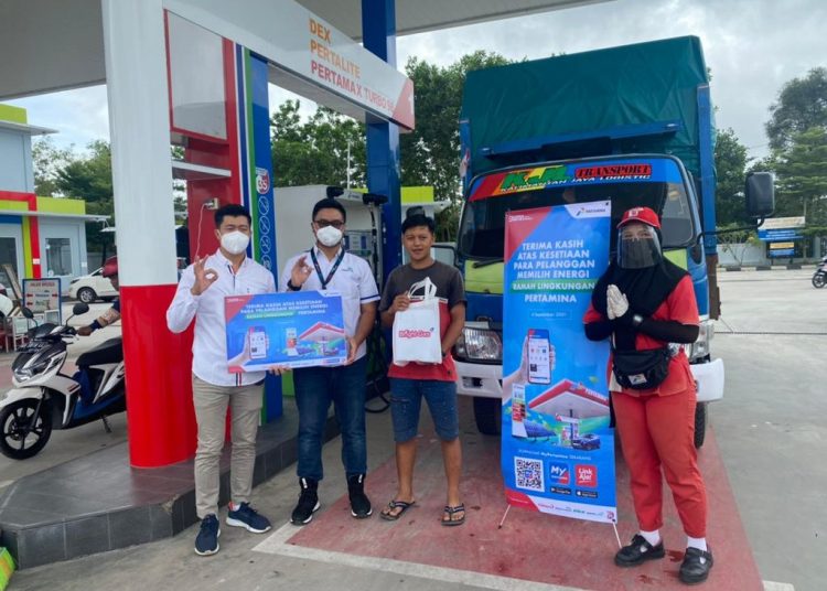 PERTAMINA BAGIKAN MERCHANDISE DI HARI PELANGGAN NASIONAL