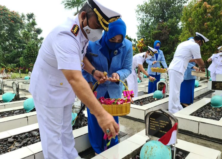 SAMBUT HUT KE-76, DANLANAL BALIKPAPAN KUNJUNGI TMP DHARMA AGUNG