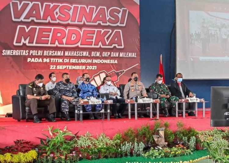 LANAL BALIKPAPAN GENCARKAN SERBUAN VAKSINASI DAN SEMBAKO