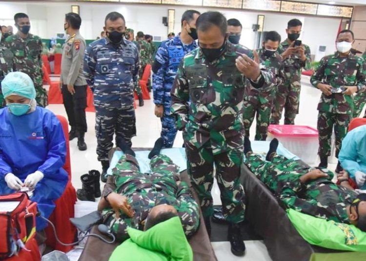 400 PERSONIL IKUTI DONOR DARAH HUT KE-76 TNI