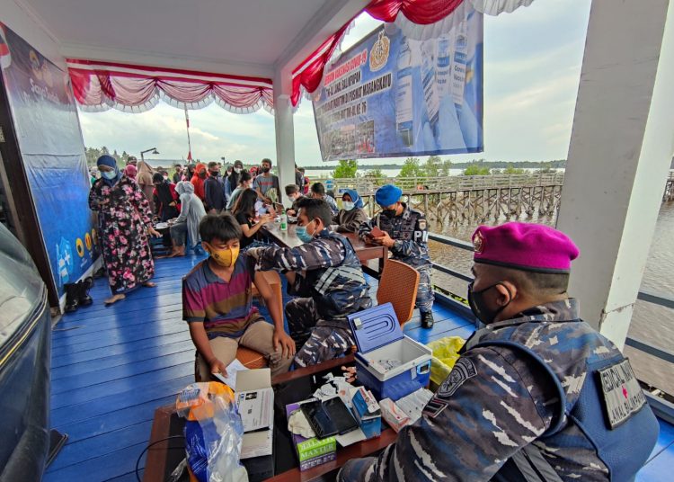 LANAL BALIKPAPAN GELAR SERBUAN VAKSIN DI MUARA BADAK