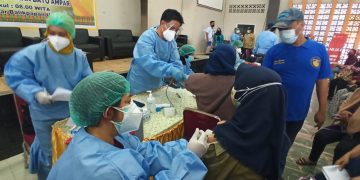 MASYARAKAT KELURAHAN BATU AMPAR TERIMA VAKSINASI DOSIS PERTAMA