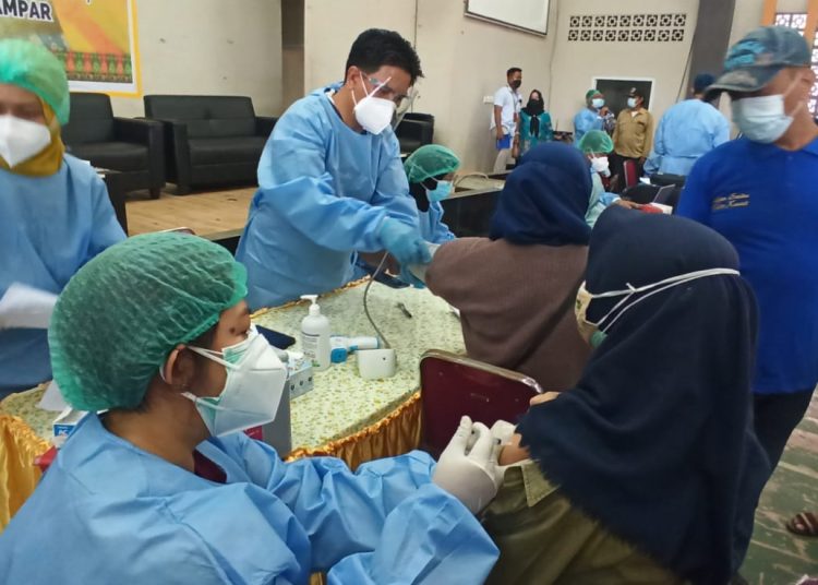 MASYARAKAT KELURAHAN BATU AMPAR TERIMA VAKSINASI DOSIS PERTAMA