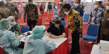 DUKUNG PEMERINTAH, OJK DAN BI GELAR VAKSINASI BERSAMA