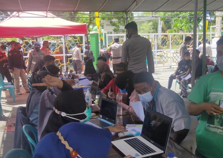 MASYARAKAT ANTUSIAS IKUTI VAKSINASI MERDEKA