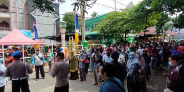 ANTUSIAS WARGA TINGGI TERJADI KEPADATAN PELAKSANAAN VAKSINASI