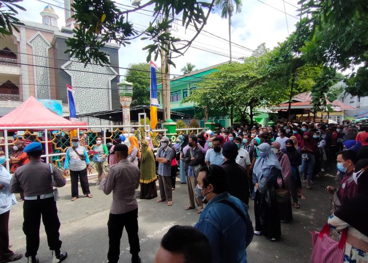 ANTUSIAS WARGA TINGGI TERJADI KEPADATAN PELAKSANAAN VAKSINASI