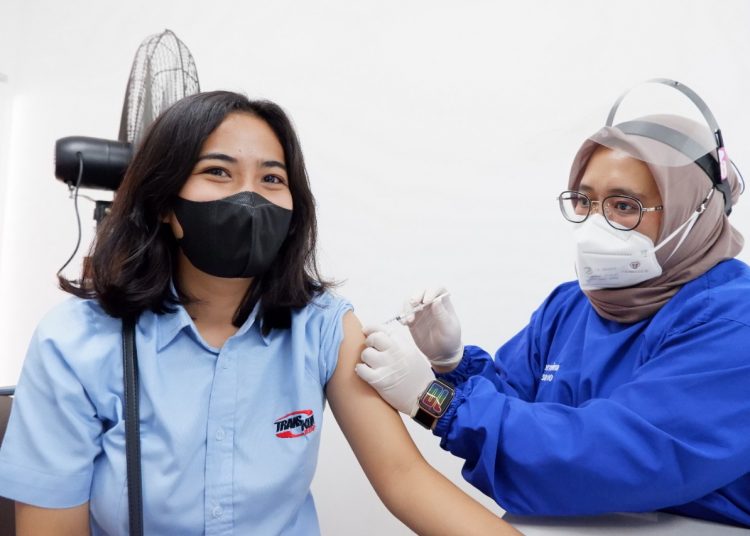 LINDUNGI KARYAWAN, TRANSKON GELAR VAKSINASI
