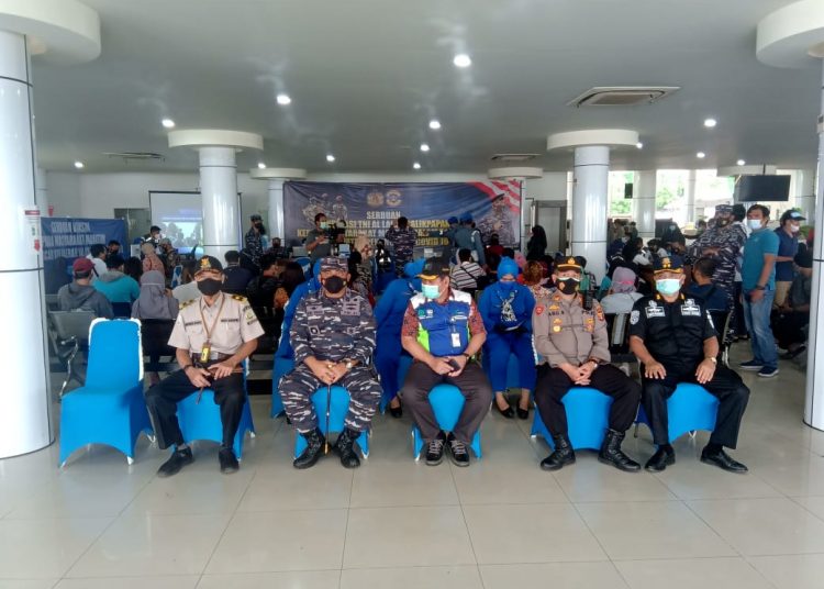 LANAL BALIKPAPAN SEBAR 350 VAKSIN DI PELABUHAN SEMAYANG