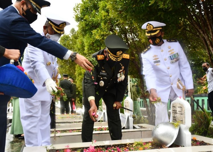 PERINGATI HUT TNI KE-76, LANAL BALIKPAPAN ZIARAH