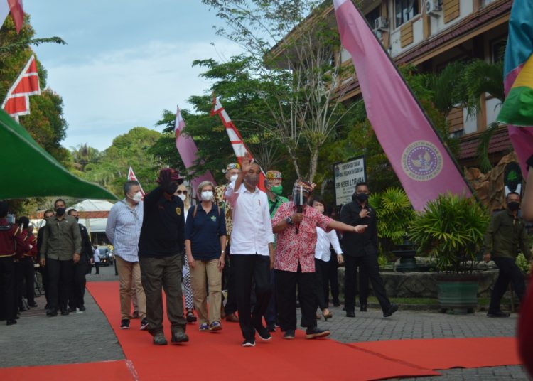 PANGDAM VI/MLW SAMBUT PRESIDEN DI KALTARA