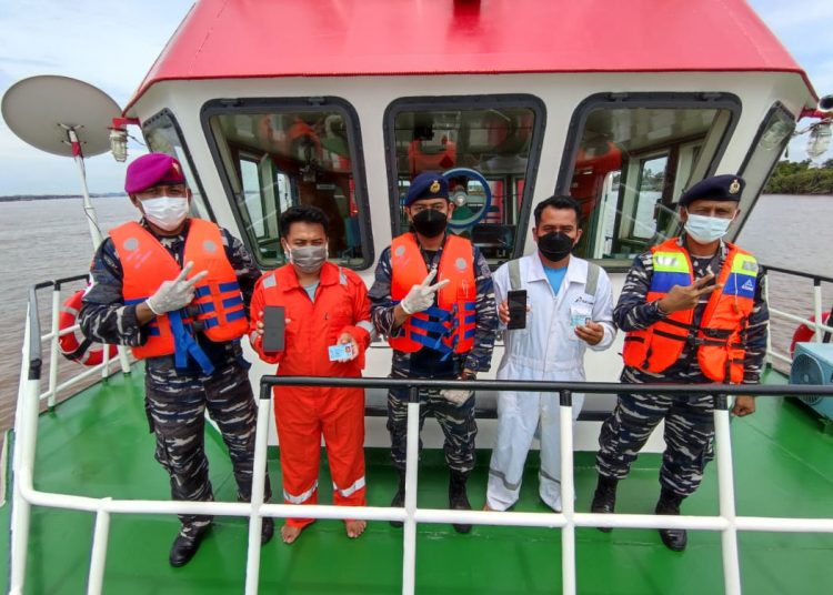 LANAL BALIKPAPAN GELAR VAKSIN DI ATAS KAPAL