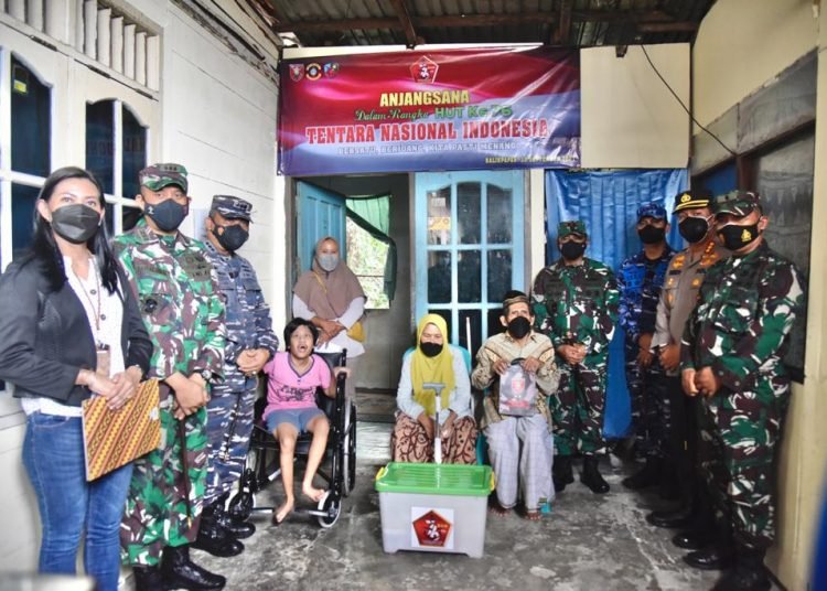 SAMBUT HUT TNI KE-76, KODAM VI/MLW KUNJUNGI WARGA KURANG MAMPU