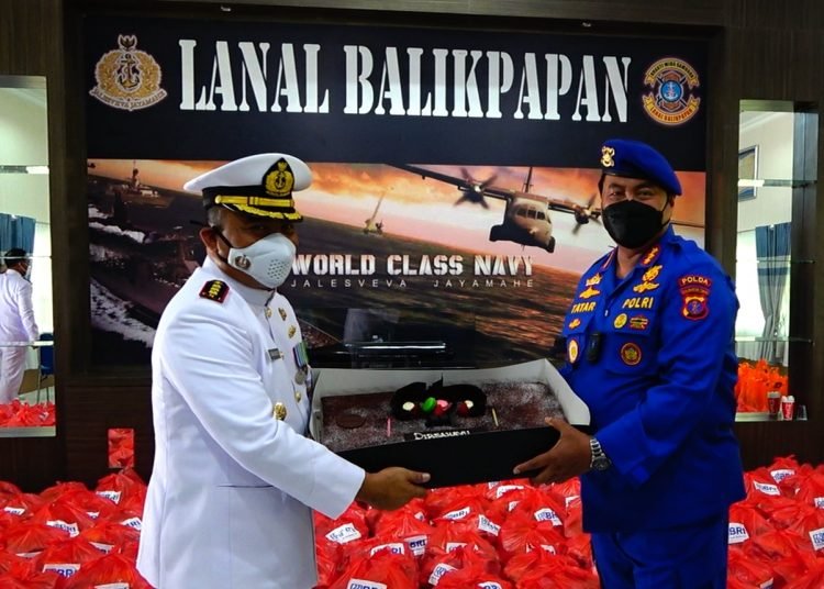 KEPOLISIAN BERI KEJUTAN HUT TNI KEPADA LANAL BALIKPAPAN
