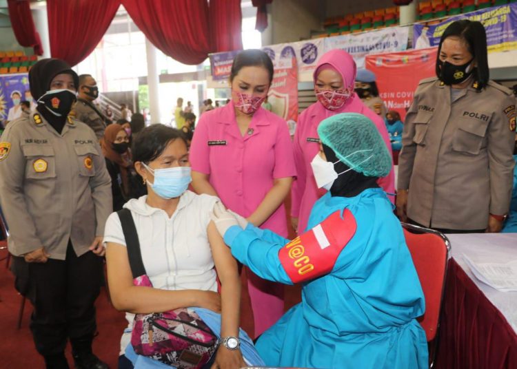 HUT KE 73, POLWAN POLDA KALTIM GELAR VAKSINASI