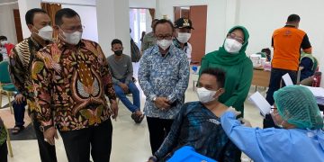 MASYARAKAT BALIKPAPAN PERTAMA KALI  TERIMA SUNTIK VAKSINASI PFIZER