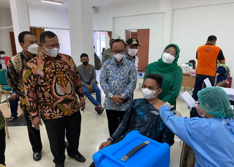 MASYARAKAT BALIKPAPAN PERTAMA KALI TERIMA SUNTIK VAKSINASI PFIZER